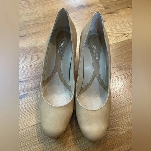 Naturalizer Lennox, Taupe Round Toe Patent Leather Pumps Size 9 - Picture 4 of 11